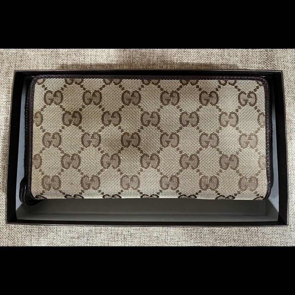 (Authentic) Gucci Monogram Wallet